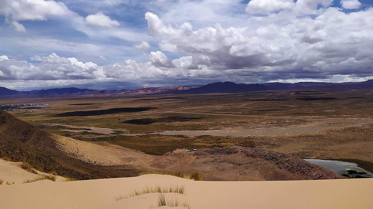 La llanura de la Puna vista desde el médano del cerro Huancar, en Abra Pampa