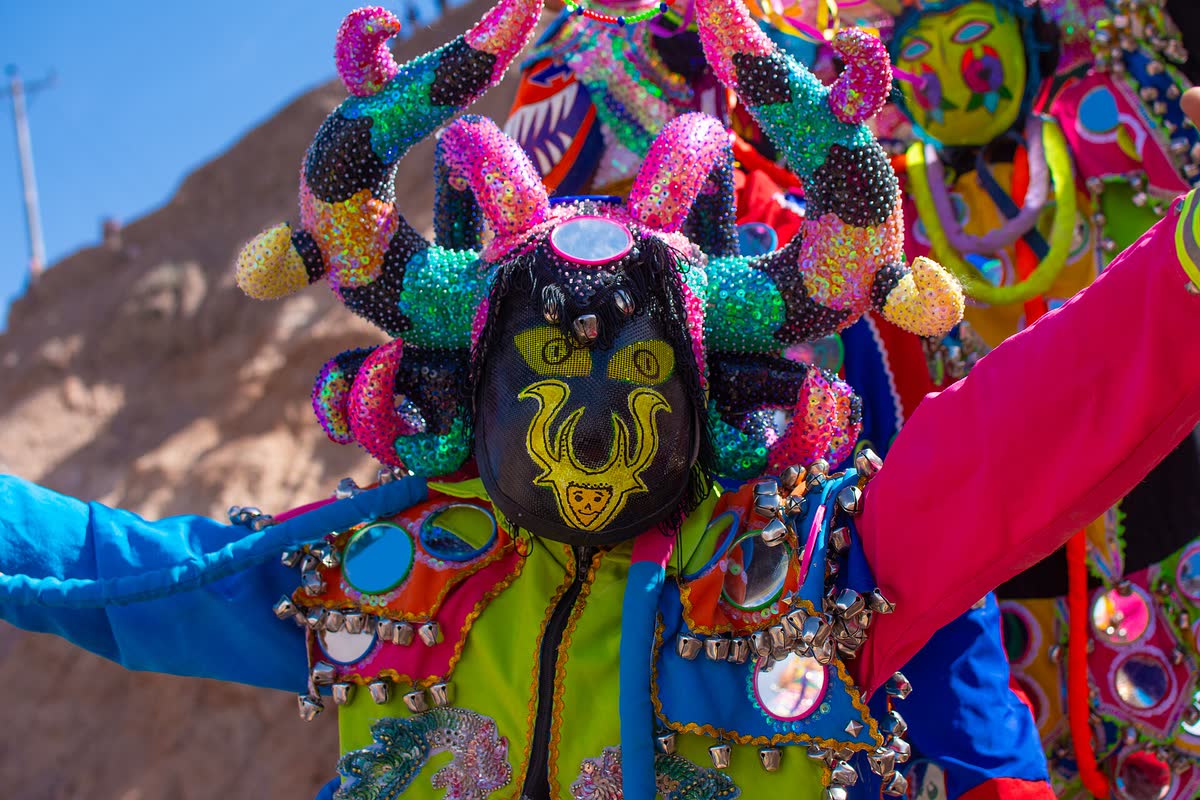 Máscara y traje de diablo de carnaval, con espejos y lentejuelas de colores