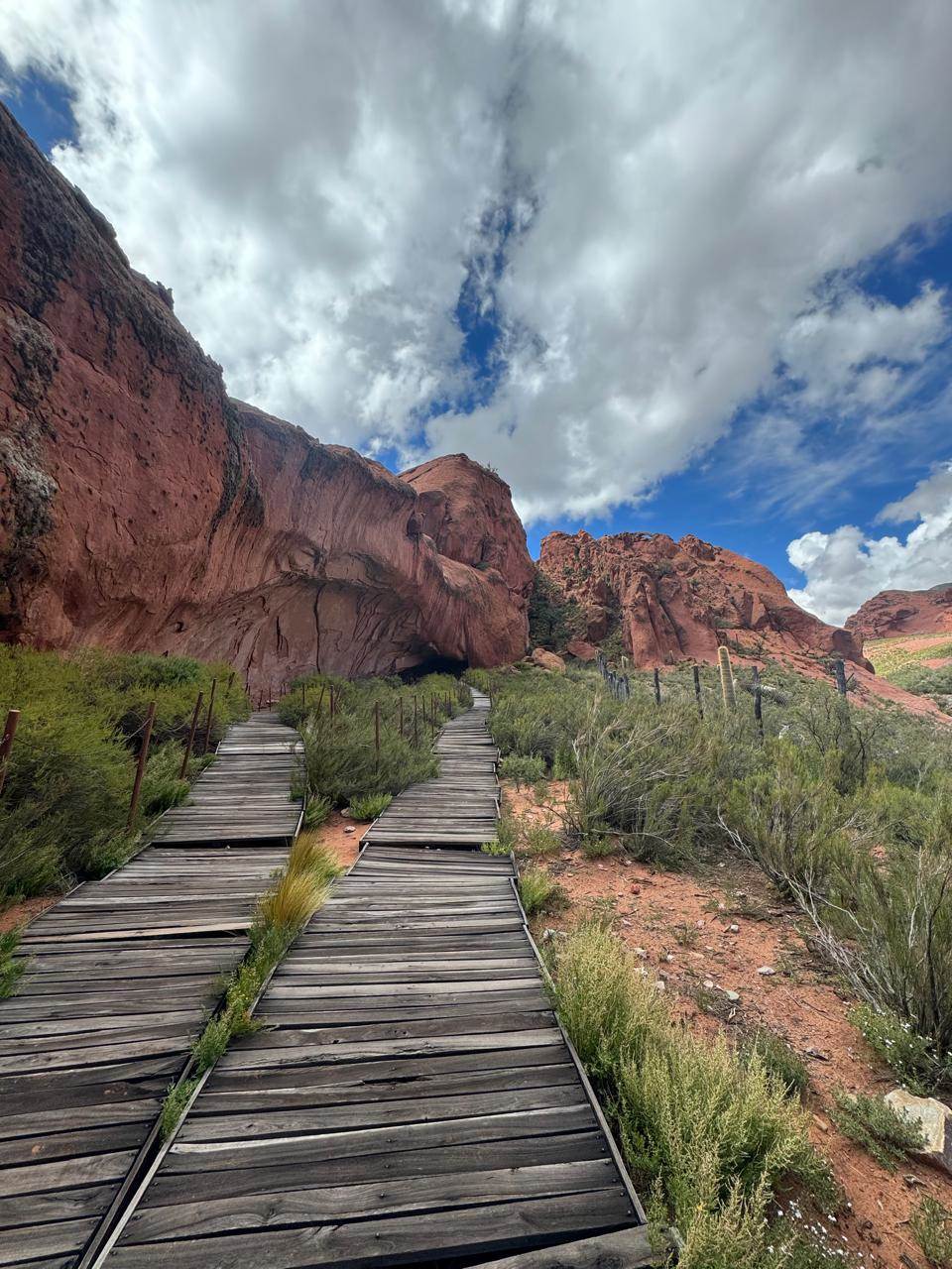 Pasarela de madera que lleva al alero de Inca Cueva, en el norte de la Quebrada de Humahuaca