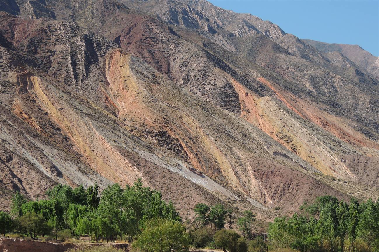 Las franjas de colores del cerro Paleta del Pintor, frente a Maimará