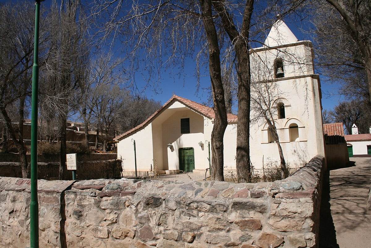 Iglesia de San Francisco de Yavi, de adobe blanqueado, con su campanario