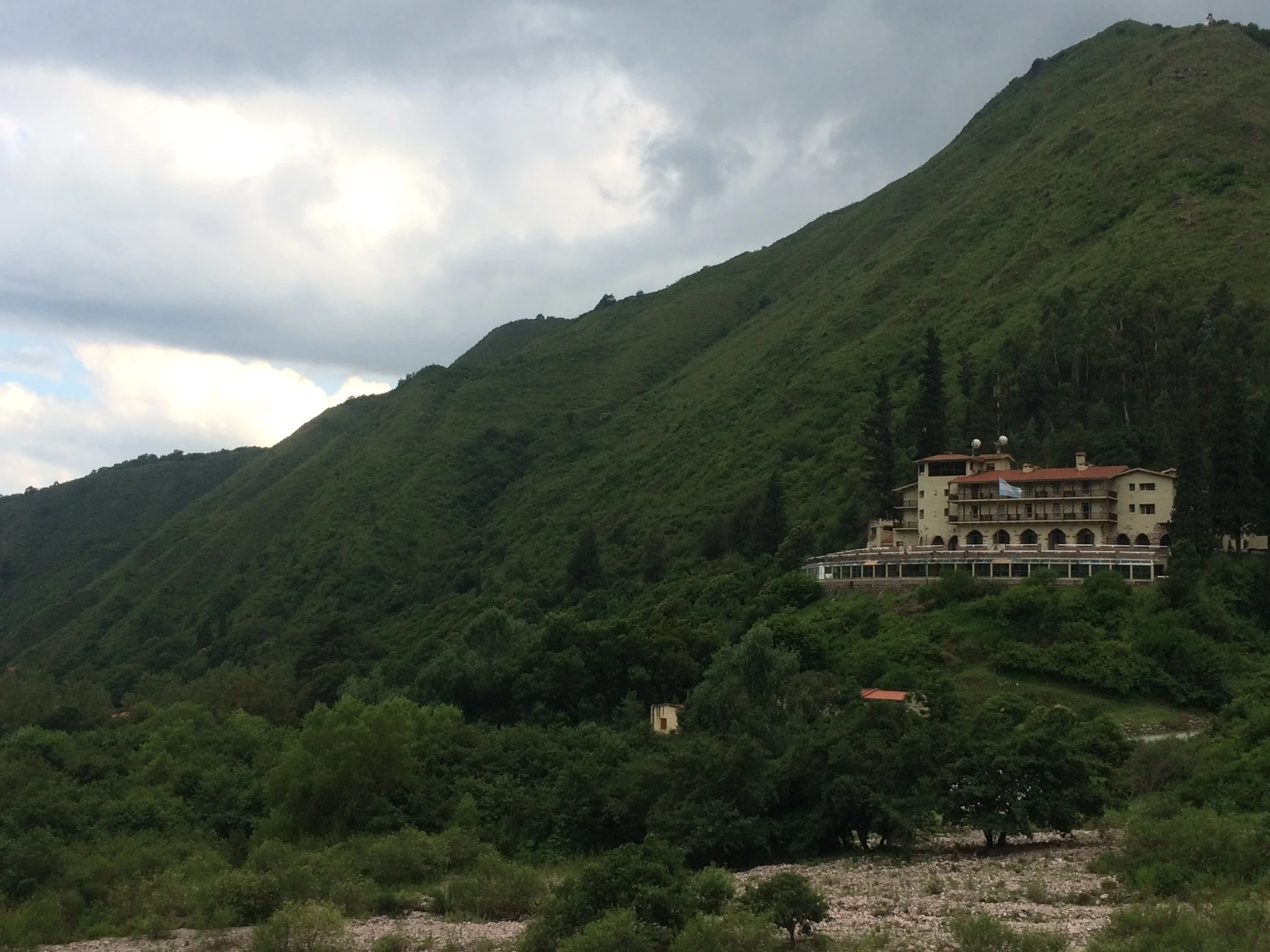 Hotel entre cerros verdes en el valle de los Reyes, Jujuy