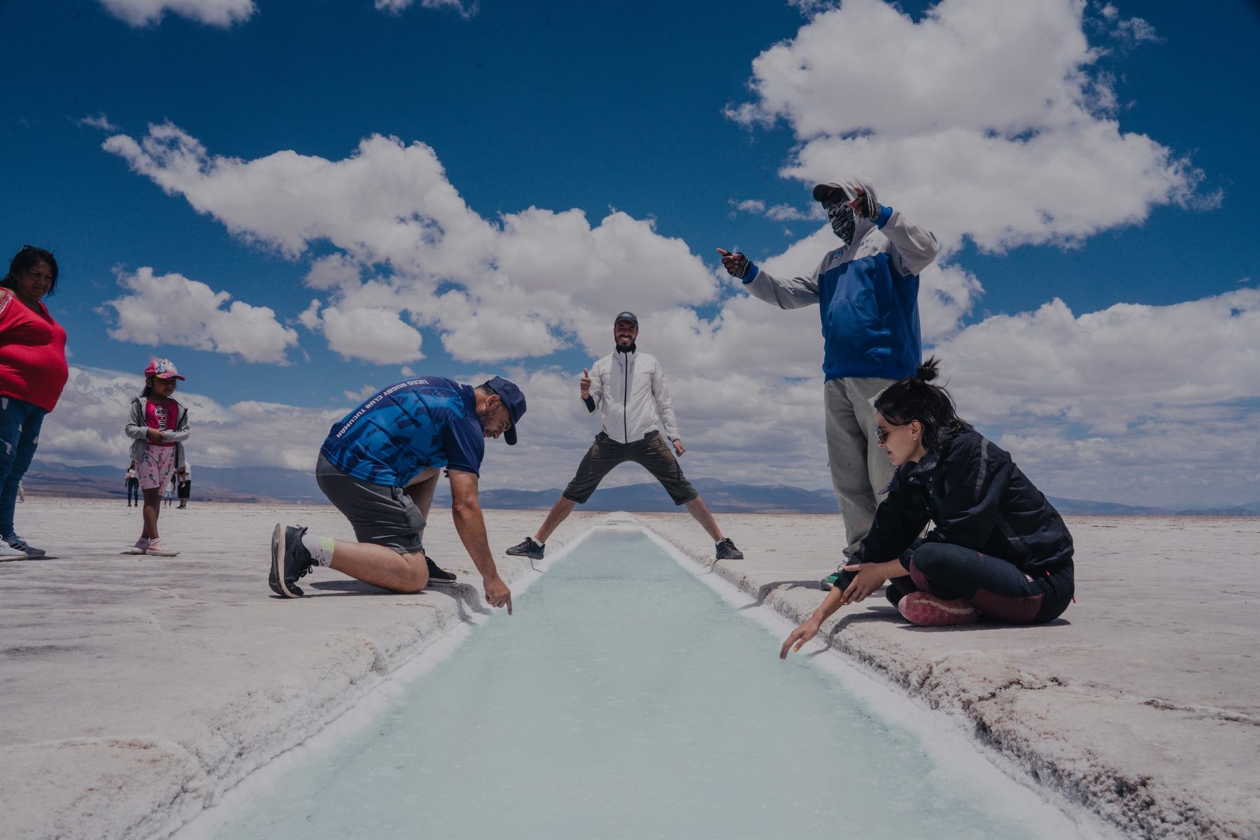 Visitantes junto a los piletones de sal en Salinas Grandes, Jujuy